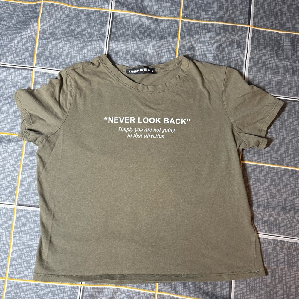💙Tally Weijl Boys Olive Green Graphic Tee Size Large